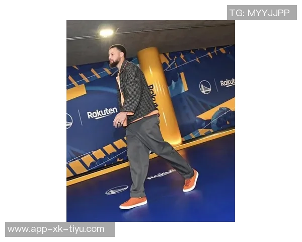 库里今日穿搭亮眼Nikex布克BlazerLow橙白配色展现活力与风格